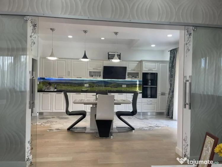 Casă cu 7 camere cu Teren 1042 Mp în Cornu