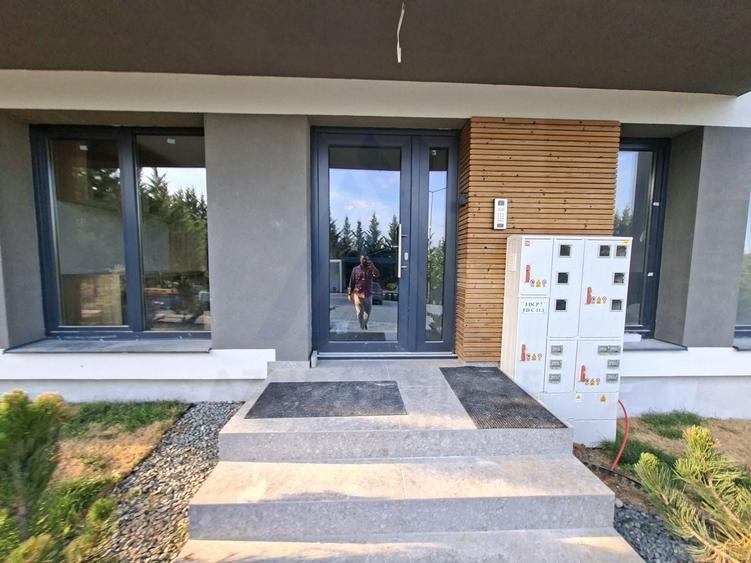 Apartament cu 3 camere decomandat în Cristian