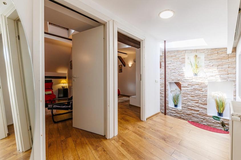 Apartament cu 3 camere decomandat, mobilat în P-ța Unirii