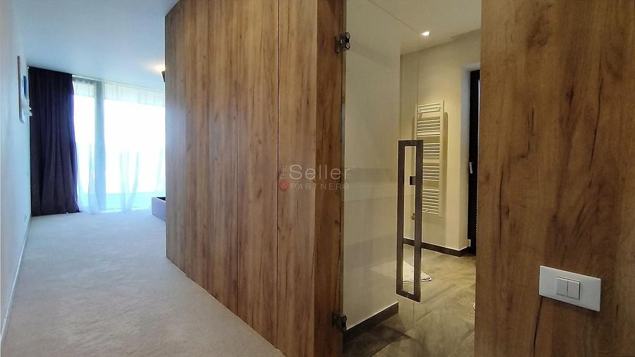 Apartament cu 3 camere semidecomandat, mobilat în Central