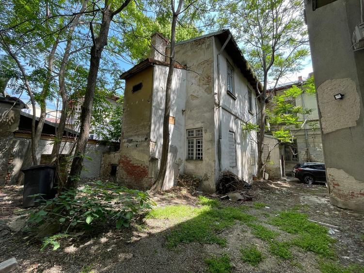 Casă individuală cu 17 camere cu Canalizare în Grădina Icoanei
