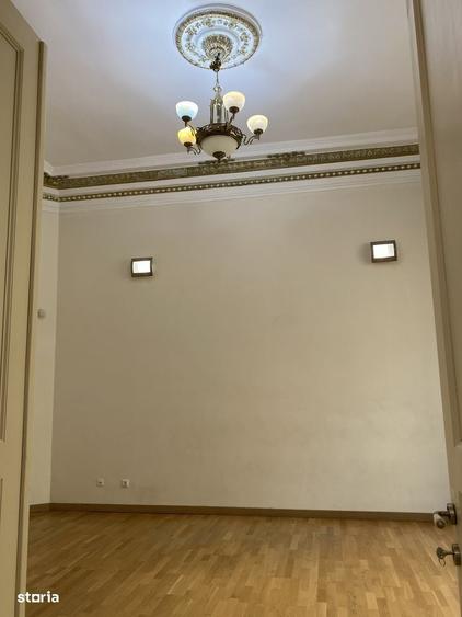 Spațiu comercial, de 530 mp, în Universitate