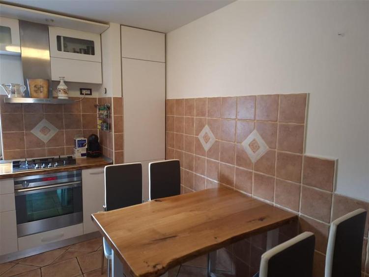Apartament cu 3 camere decomandat, mobilat în Târgu Cucu
