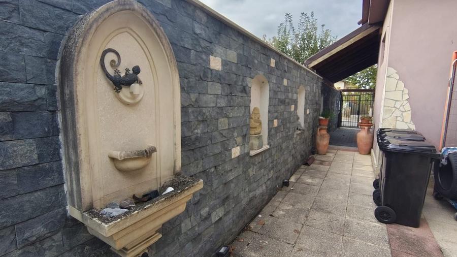 Casă individuală cu 5 camere cu Canalizare în Andrei Mureșanu