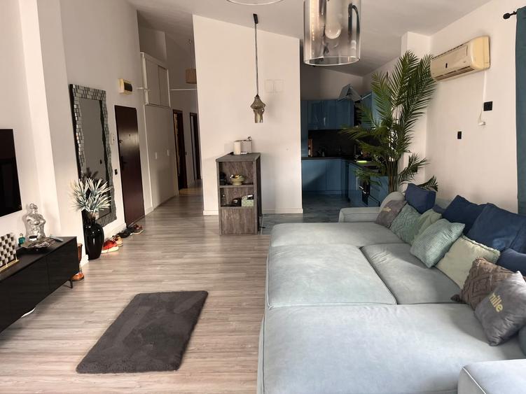 Apartament cu 4 camere decomandat, mobilat în Băneasa
