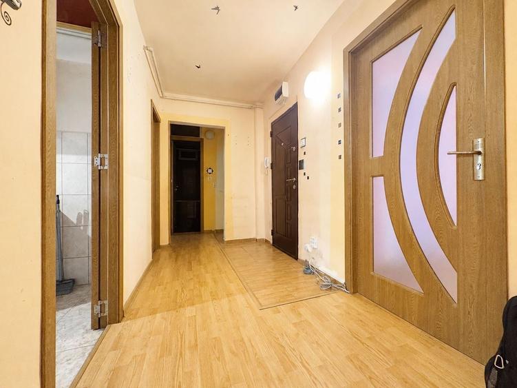 Apartament cu 3 camere decomandat, mobilat în Aradului