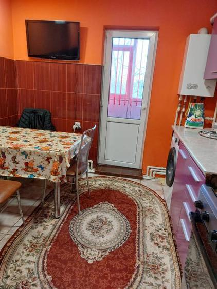 Apartament cu 3 camere semidecomandat în Viziru 1
