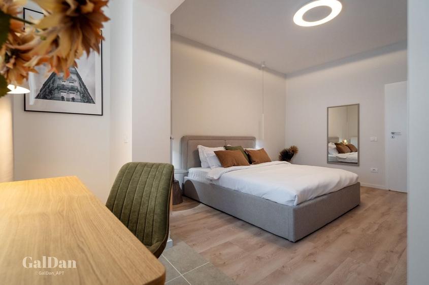 Apartament cu 4 camere semidecomandat, mobilat în P-ța Universității