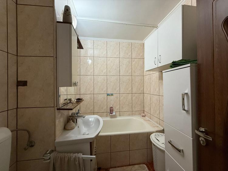 Apartament cu 3 camere semidecomandat în Careiului