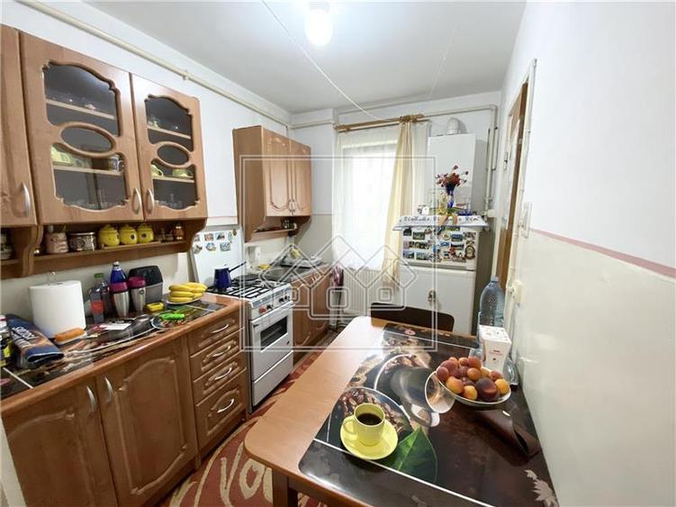 Apartament cu 2 camere semidecomandat, mobilat în Hipodrom 1