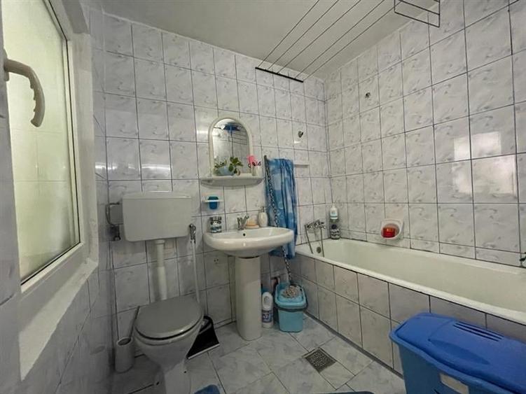 Casă cu 4 camere cu Garaj în Central
