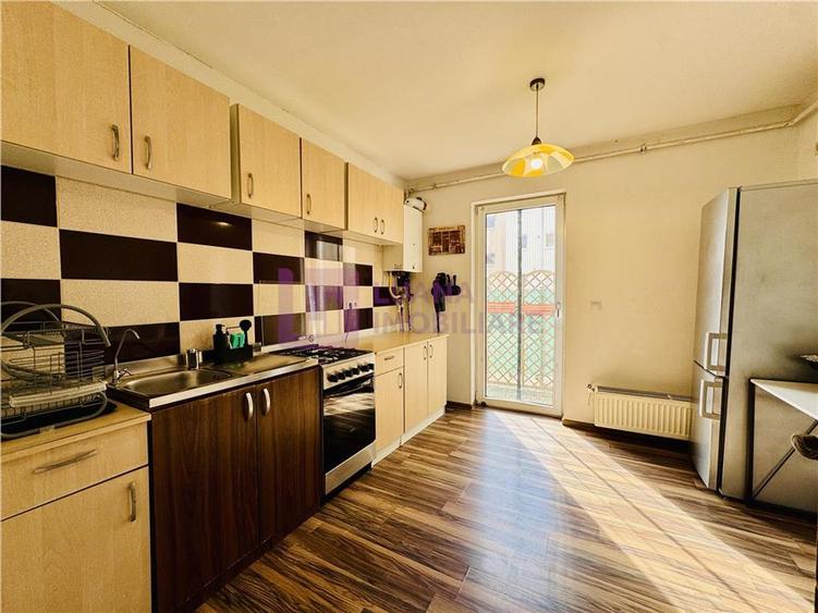 Apartament cu 3 camere semidecomandat, mobilat în Central