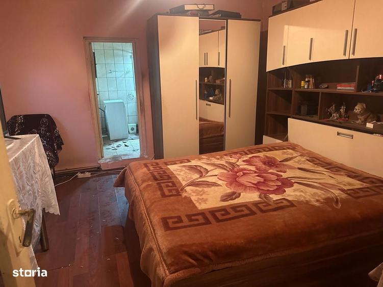 Casă cu 5 camere cu Teren 250 Mp în Andronache