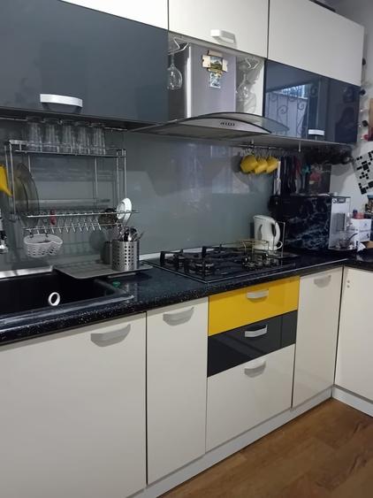 Apartament cu 3 camere semidecomandat în Obor