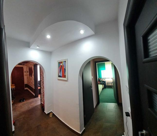 Apartament cu 4 camere decomandat în Tractorul