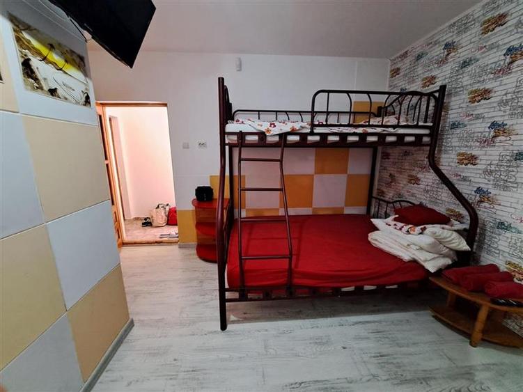 Casă individuală cu 6 camere cu Teren 200 Mp în Central
