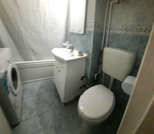 Apartament cu 3 camere decomandat, mobilat în P-ța Victoriei