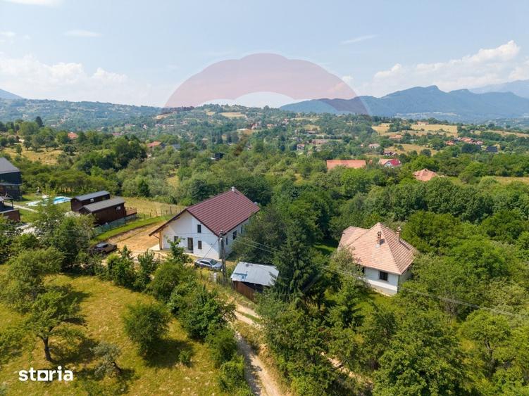Casă cu 5 camere cu Teren 2481 Mp în Bran