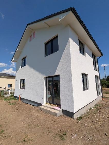Casă individuală cu 4 camere cu Canalizare în Cristian