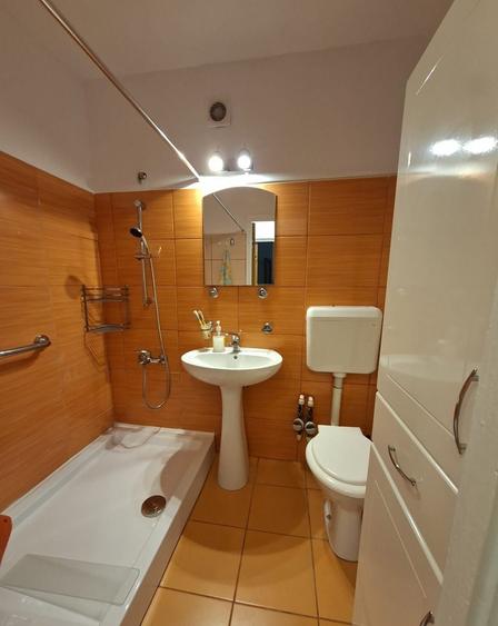 Apartament cu 3 camere semidecomandat în Drumul Taberei