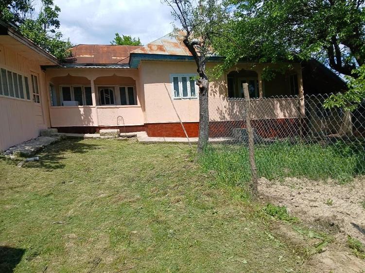Casă cu Teren 1663 Mp în Poiana