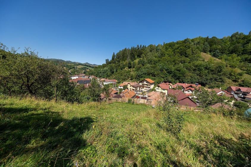 Casă individuală cu 4 camere cu Canalizare în Poiana Mărului