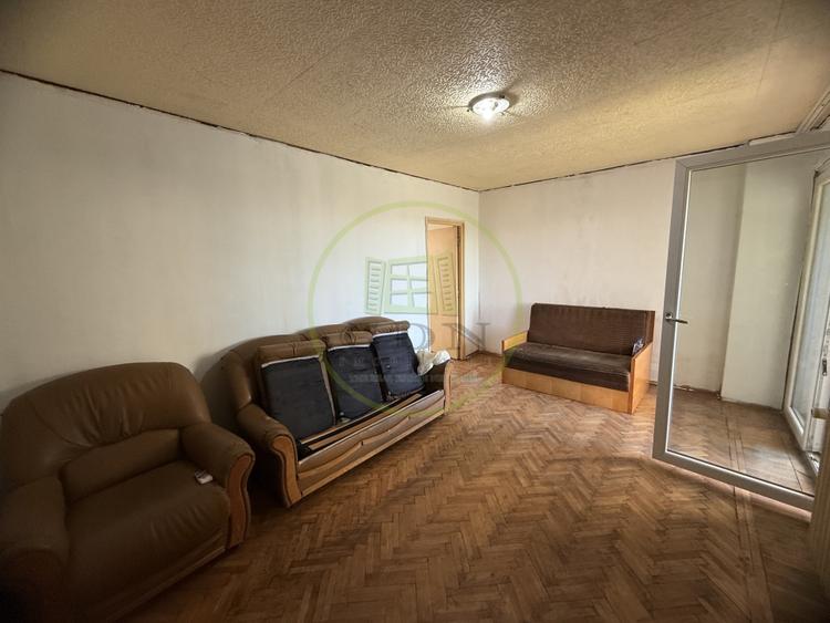 Apartament cu 4 camere semidecomandat în Calea București