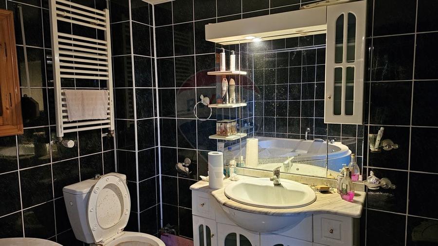 Casă cu 6 camere cu Teren 2803 Mp în Central