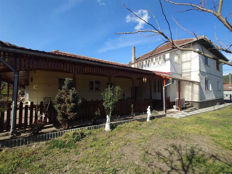 Casă individuală cu 9 camere cu Teren 2339 Mp în Exterior Nord
