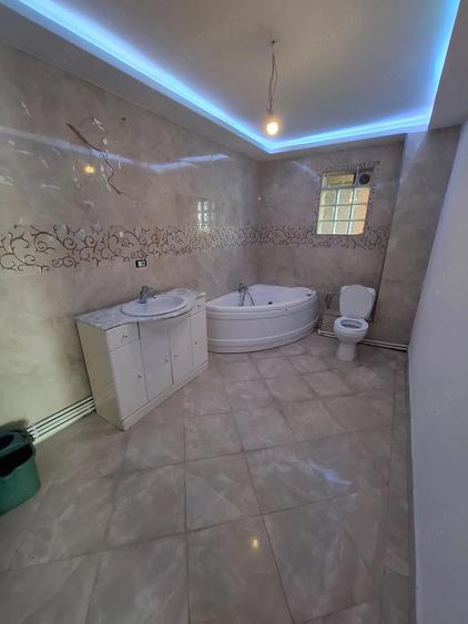 Apartament cu 4 camere semidecomandat în Pârneava