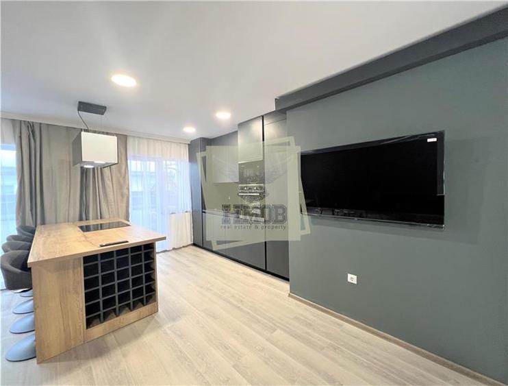 Apartament cu 4 camere decomandat, mobilat în Piața Cluj