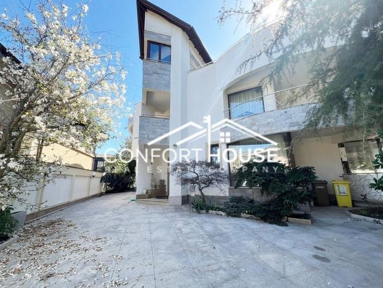 Duplex cu 7 camere cu Canalizare în Iancu Nicolae