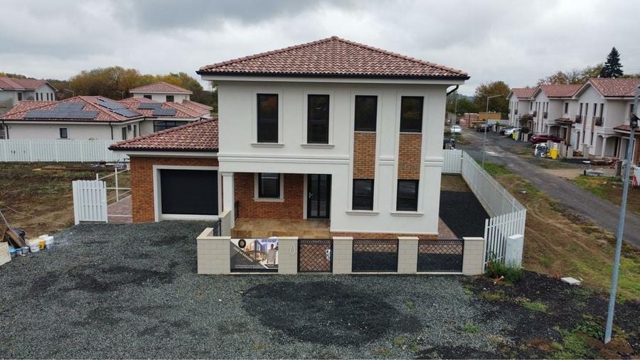 Casă cu 4 camere în Central