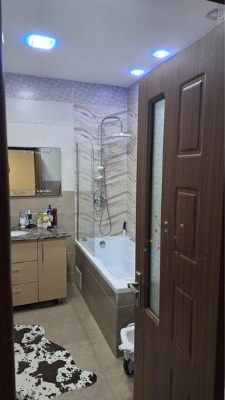 Apartament cu 3 camere decomandat în Tractorul