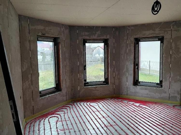 Casă individuală cu 5 camere cu Teren 650 Mp în Central