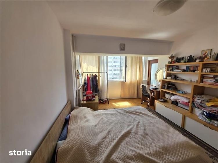 Apartament cu 5 camere decomandat în Obor