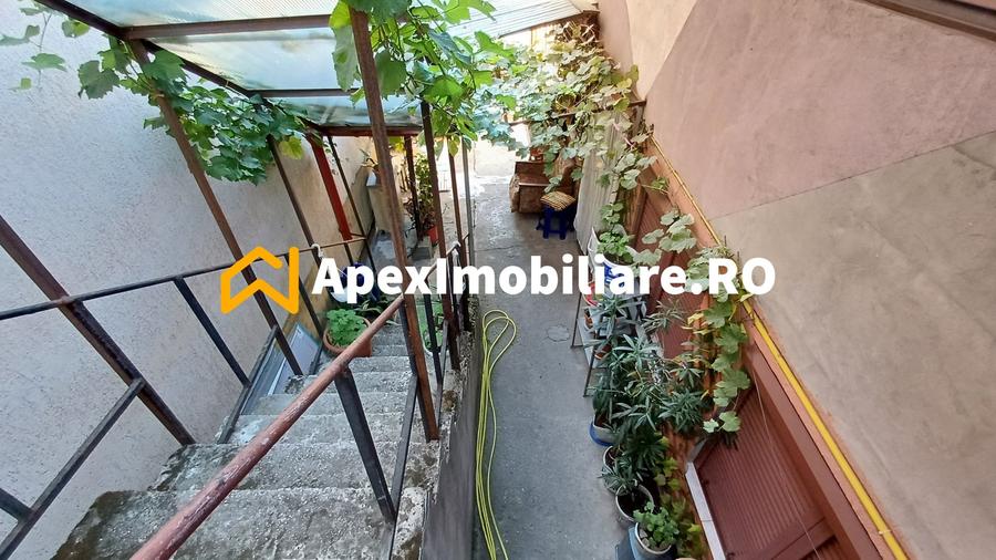 Casă individuală cu 15 camere cu Canalizare în Apărătorii Patriei