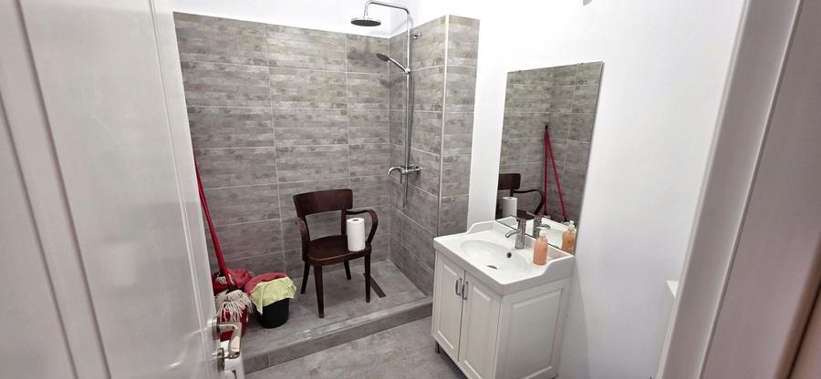 Apartament cu 4 camere semidecomandat în Banu Manta