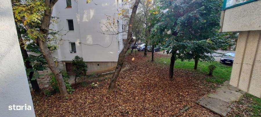 Apartament cu 3 camere decomandat în Pandurilor