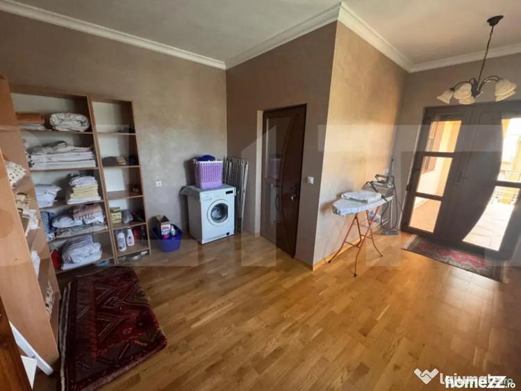 Casă cu 10 camere cu Teren 774 Mp în Central