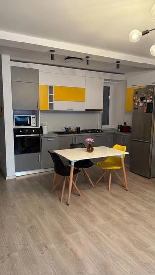 Apartament cu 3 camere decomandat, mobilat în Girocului