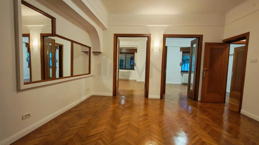 Apartament cu 4 camere semidecomandat în Kiseleff