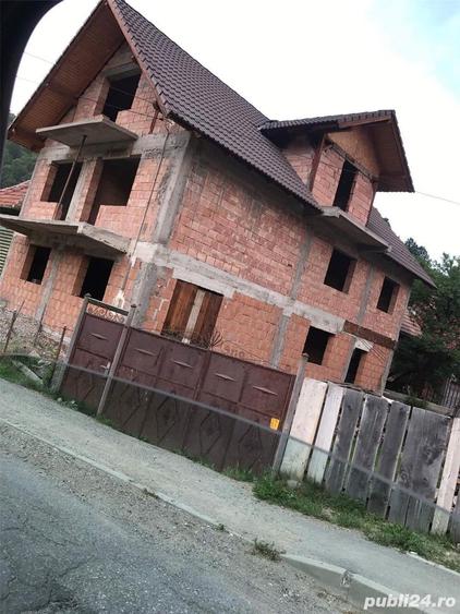 Casă cu 5 camere cu Teren 269 Mp în Poiana Mărului