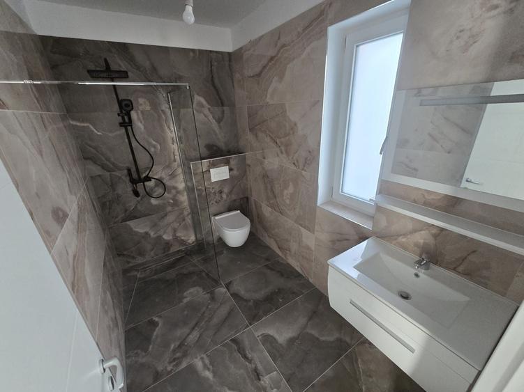 Apartament cu 3 camere decomandat în Girocului