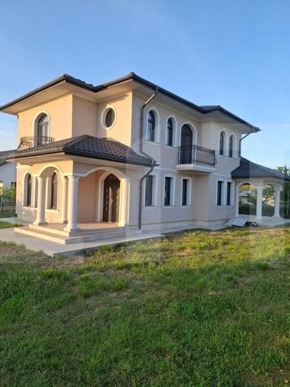 Casă individuală cu 5 camere cu Teren 1040 Mp în Periferie