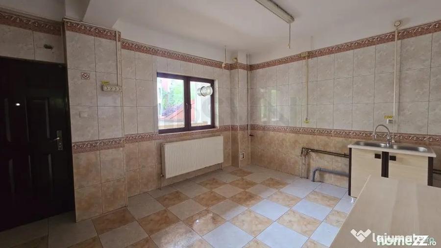 Casă cu 7 camere cu Teren 300 Mp în Rahova