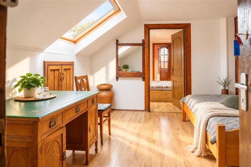 Apartament cu 4 camere semidecomandat, mobilat în Centrul Istoric