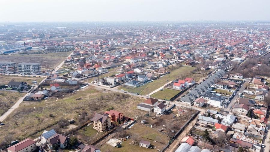 Teren Construcții intravilan de 1833 mp, în Est