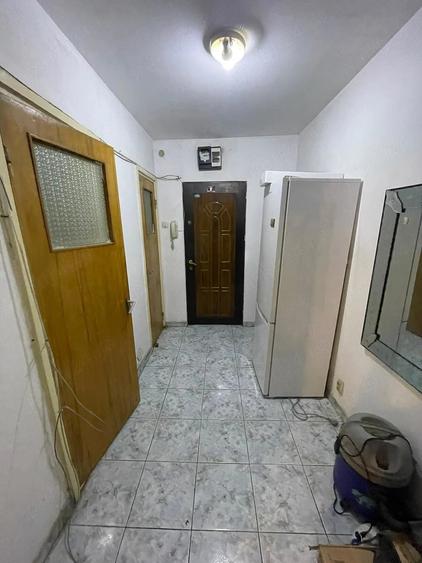Apartament cu 3 camere semidecomandat în Berceni