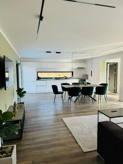 Casă individuală cu 5 camere cu Teren 5200 Mp în Central